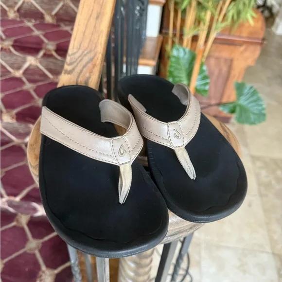 Ola Kai, ladies, size 8, gold and black flip-flop sandal good condition. - Picture 4 of 12
